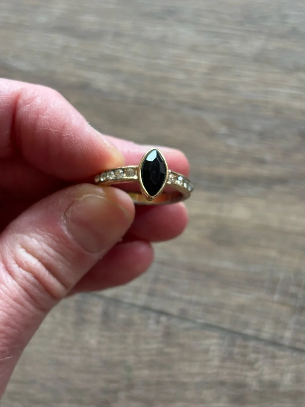 Vintage women’s size 10 marquise-cut black center stone rhinestones metal ring